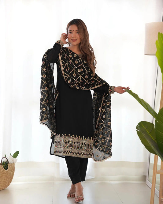 Salwar kameez noir en soie avec broderie dori et sequins, accompagné d’un dupatta chargé