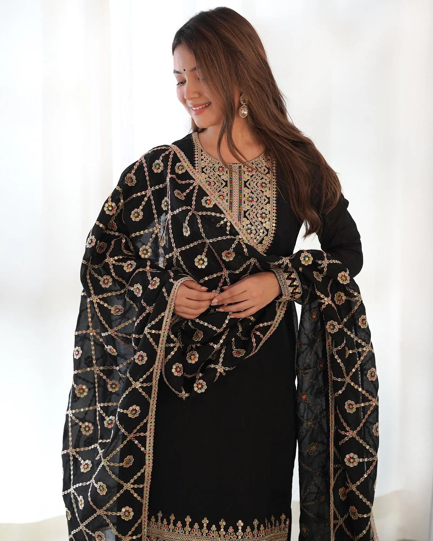 Salwar kameez noir en soie avec broderie dori et sequins, accompagné d’un dupatta chargé