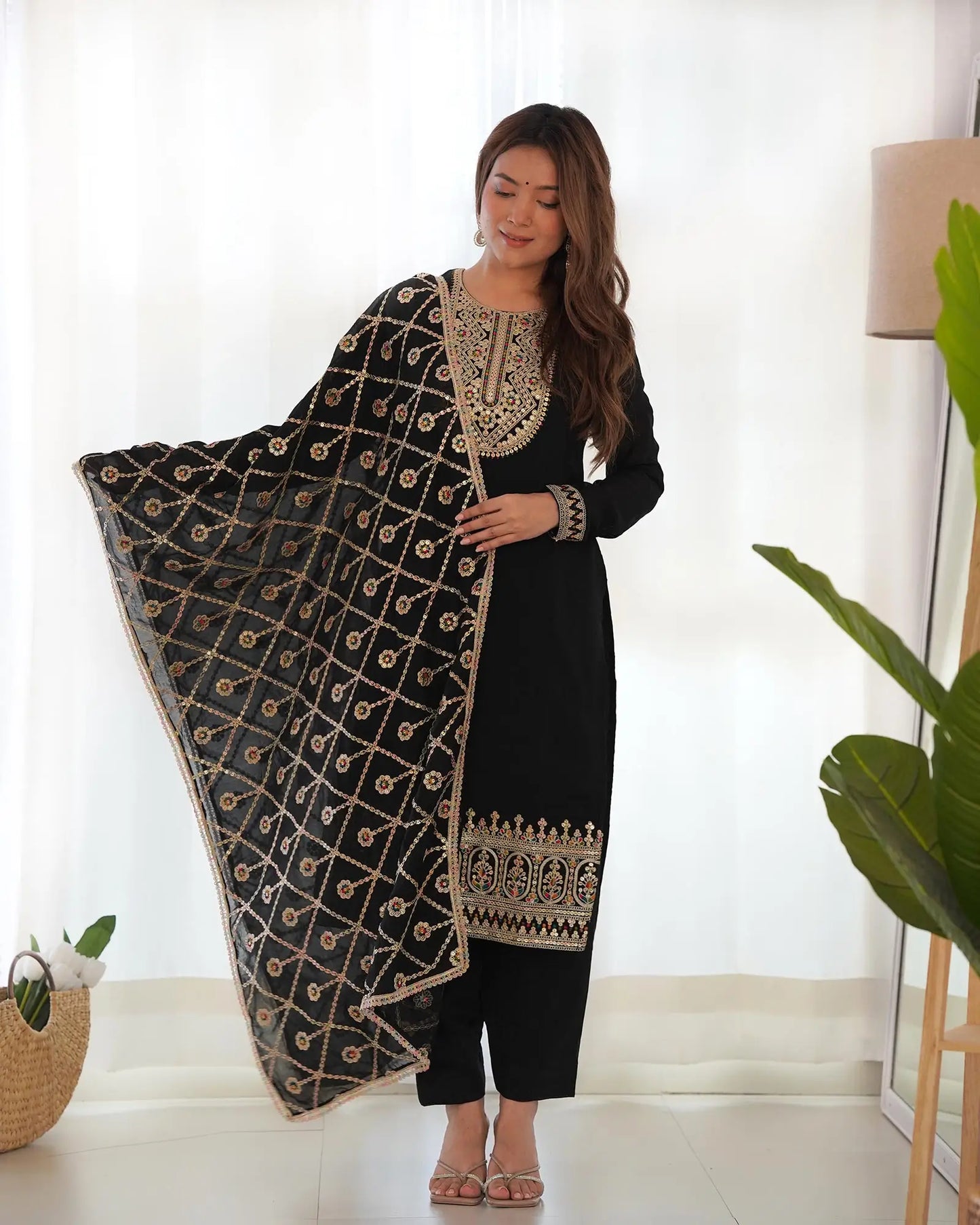 Salwar kameez noir en soie avec broderie dori et sequins, accompagné d’un dupatta chargé