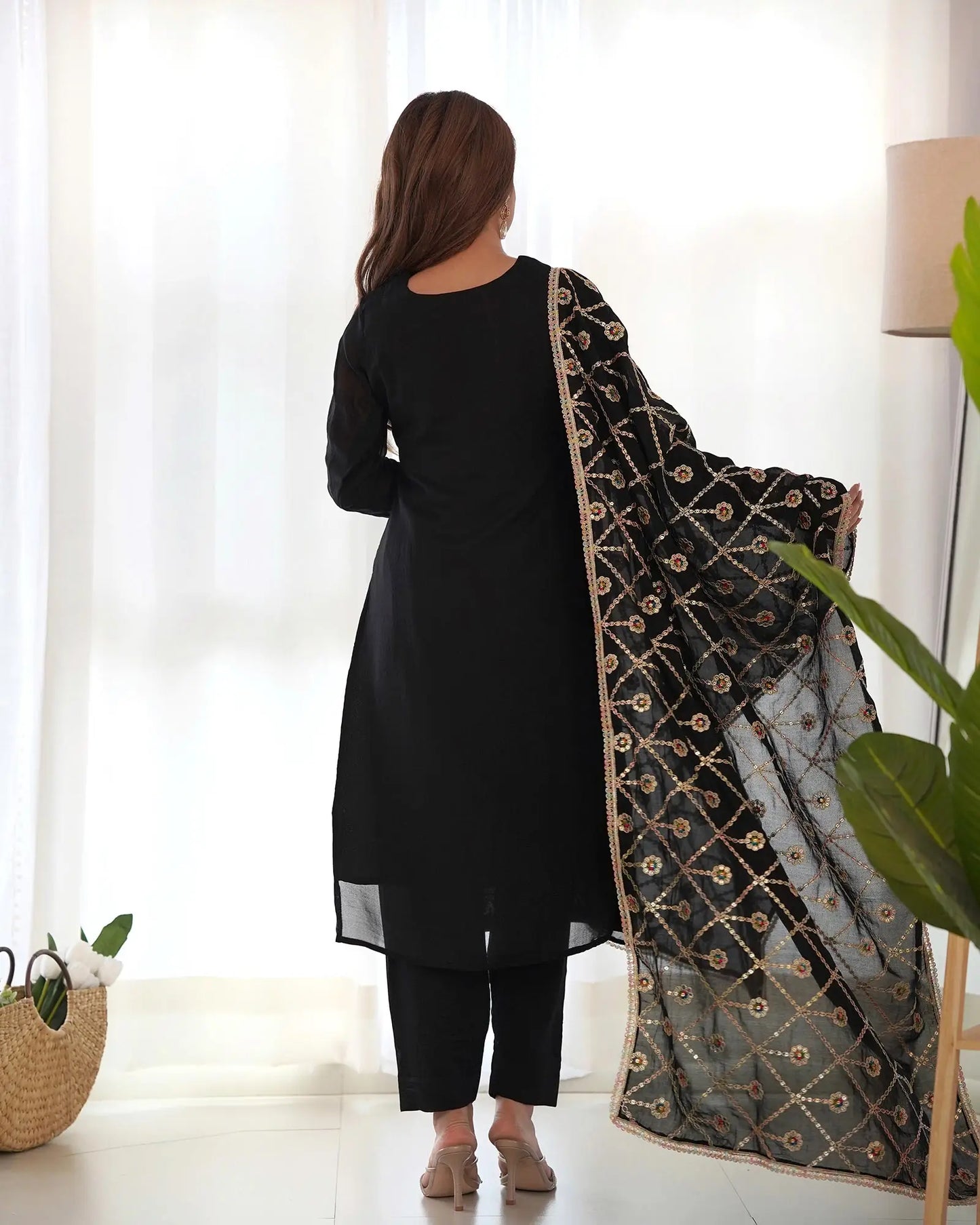 Salwar kameez noir en soie avec broderie dori et sequins, accompagné d’un dupatta chargé
