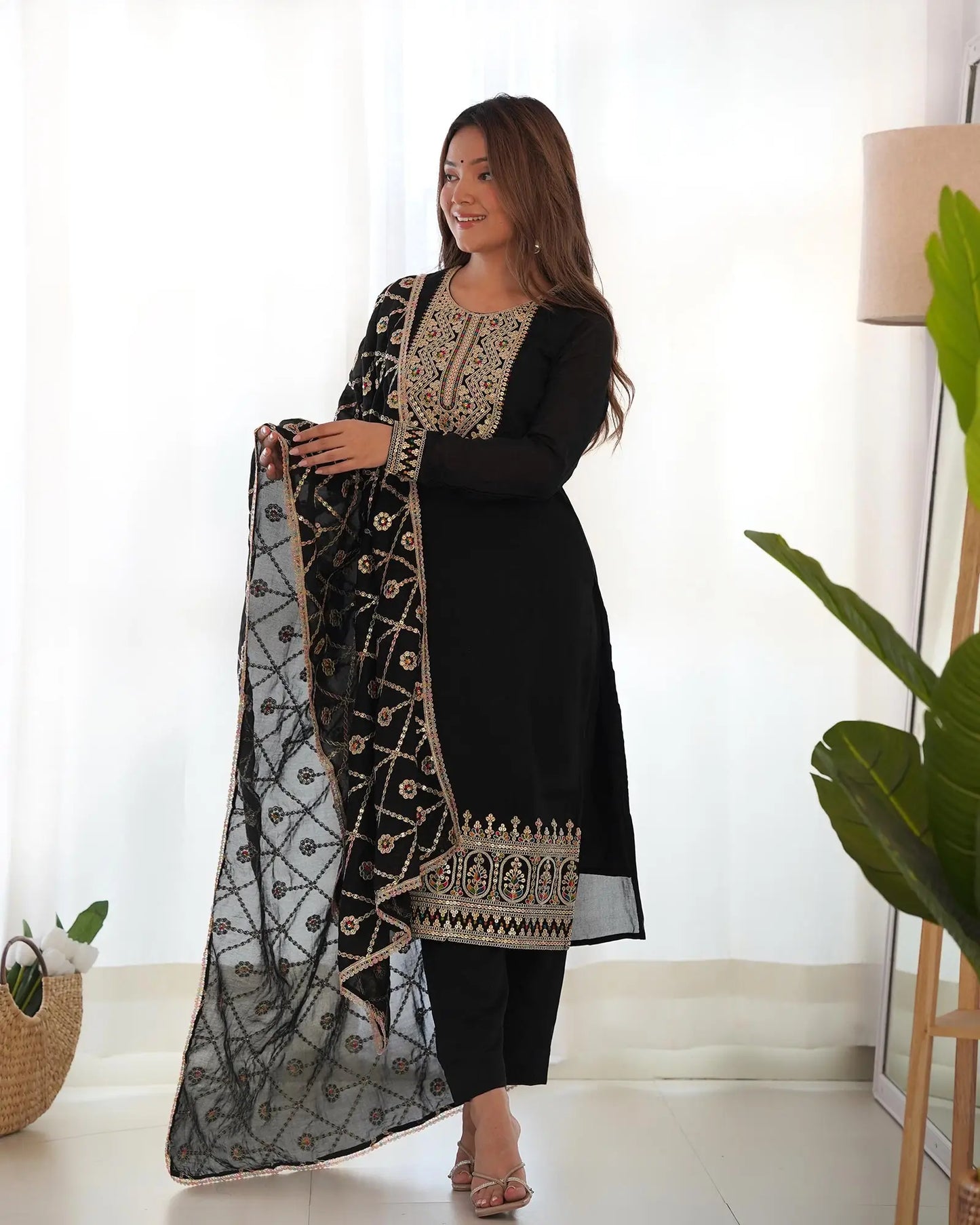 Salwar kameez noir en soie avec broderie dori et sequins, accompagné d’un dupatta chargé