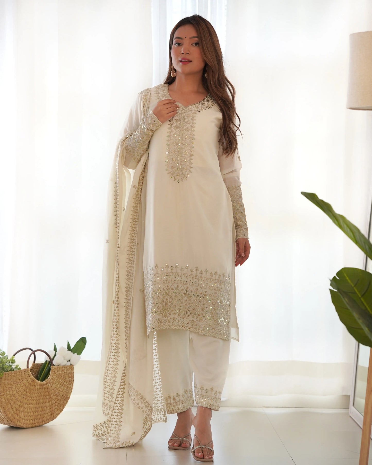 Gerades Salwar-Set aus ecru-weißer Chinon-Seide mit Paillettenstickerei