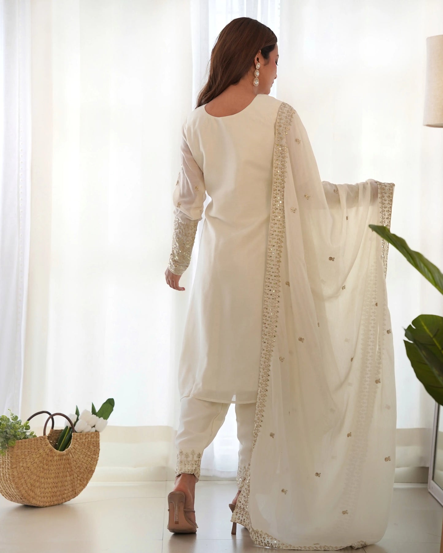 Gerades Salwar-Set aus ecru-weißer Chinon-Seide mit Paillettenstickerei