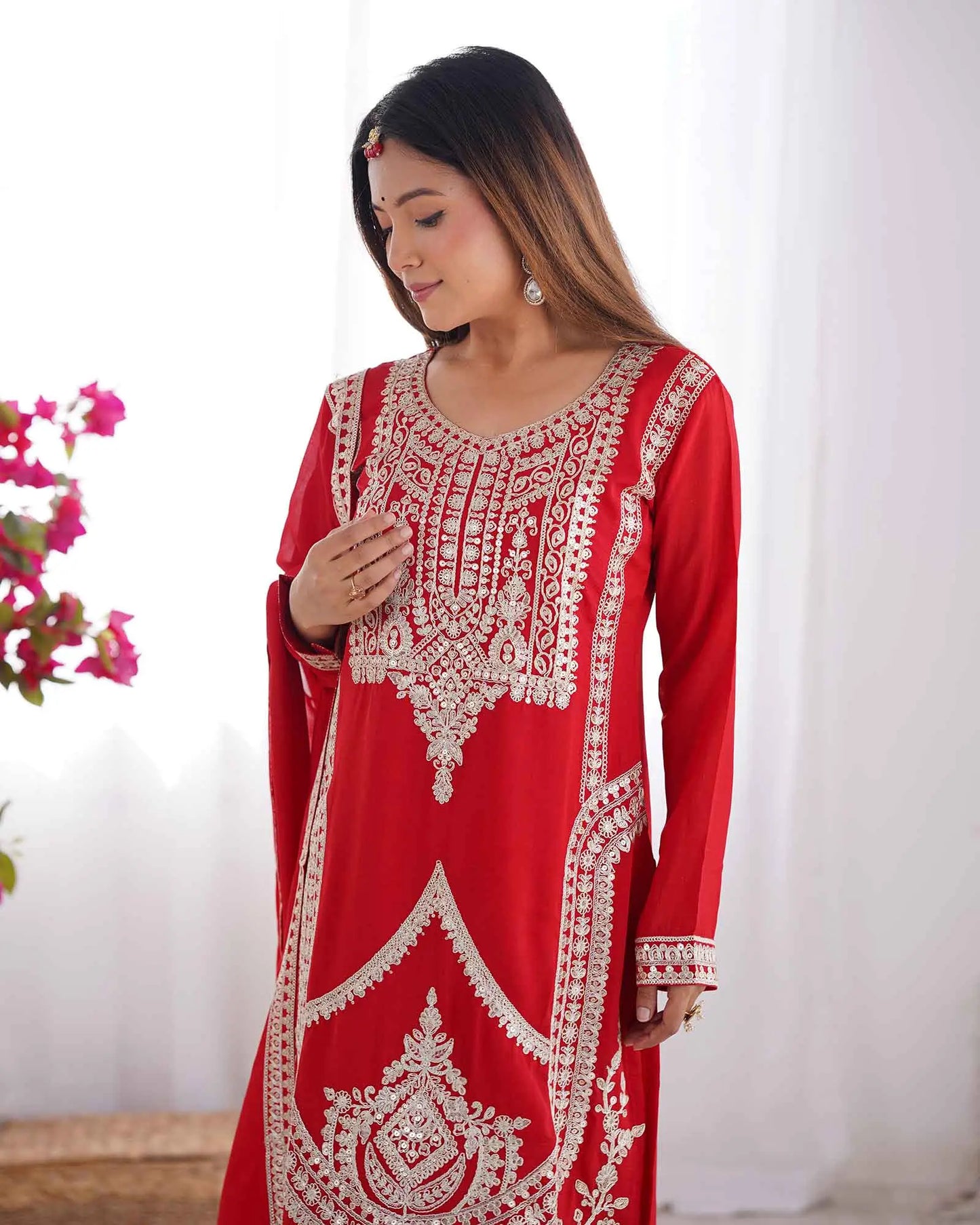 Roter Milano Vichitra Seiden-Salwar Kameez mit Paillettenstickerei und Dupatta