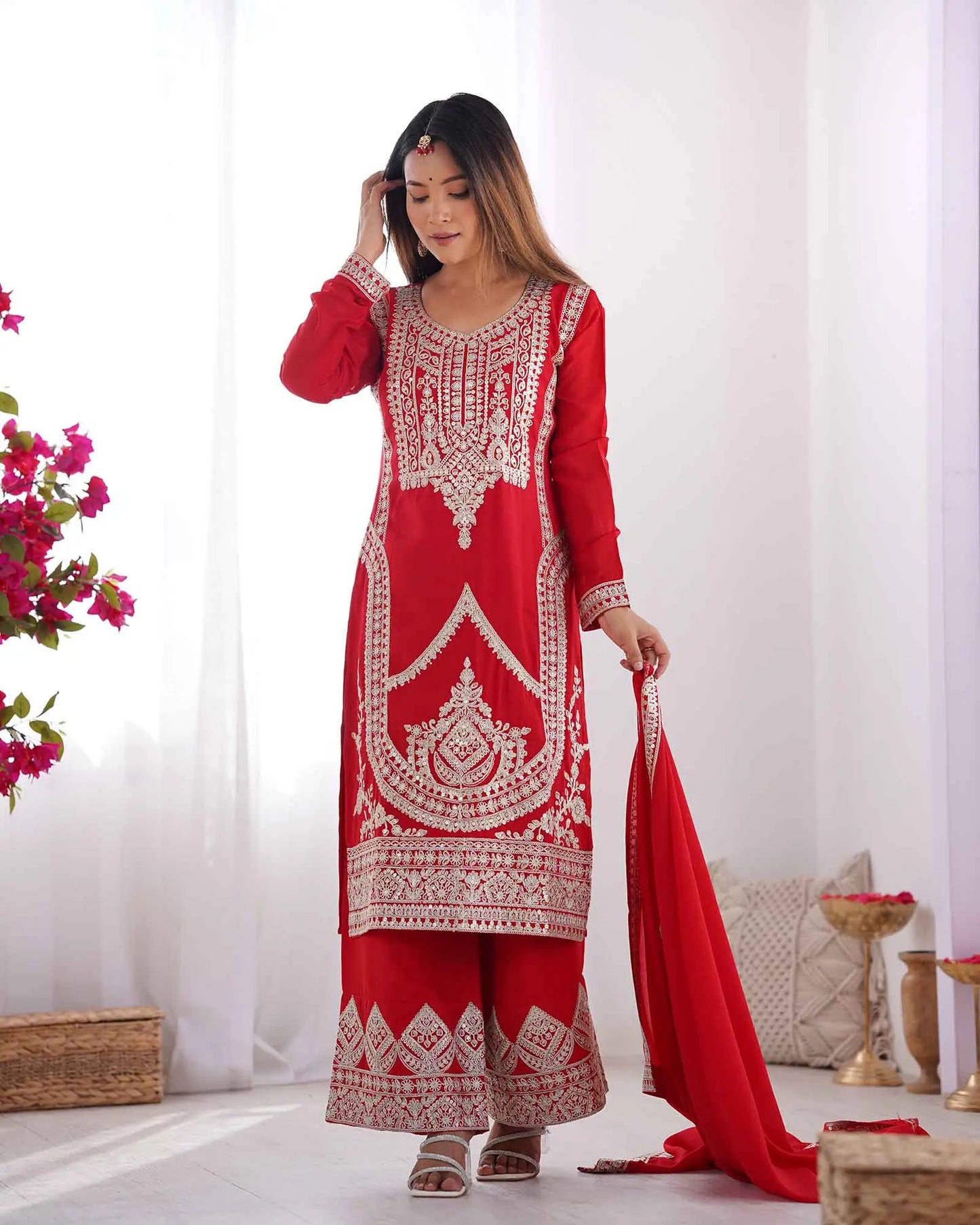 Roter Milano Vichitra Seiden-Salwar Kameez mit Paillettenstickerei und Dupatta