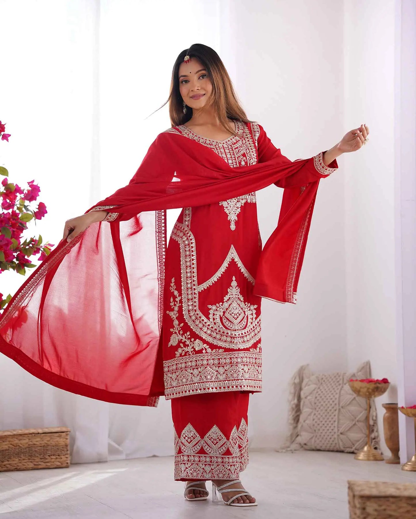 Roter Milano Vichitra Seiden-Salwar Kameez mit Paillettenstickerei und Dupatta