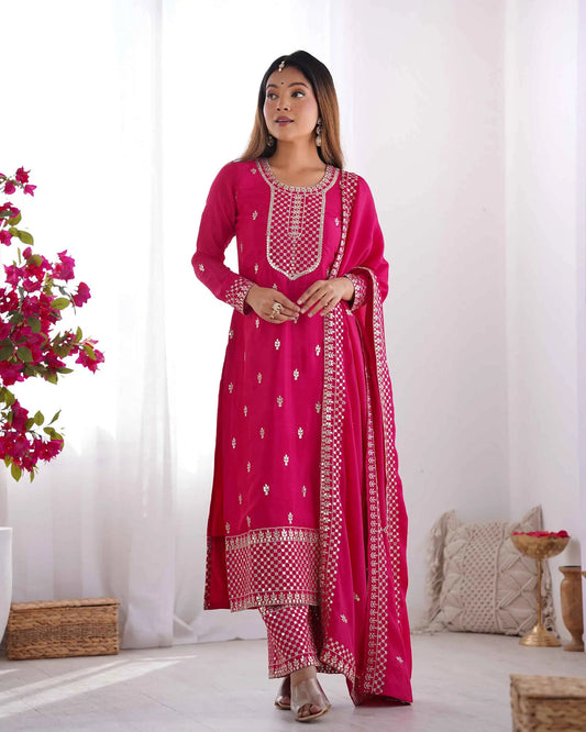 Salwar suit en soie chinon rose foncé avec broderie en sequins et zari, accompagné d’un dupatta