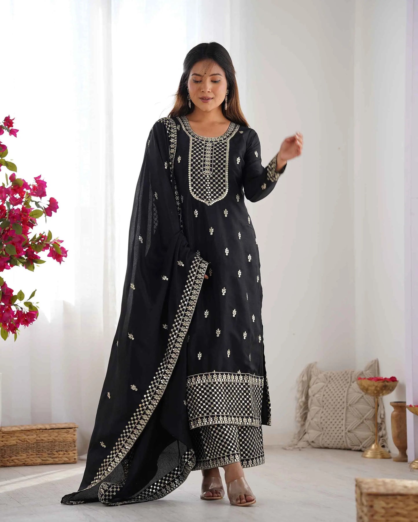 Schwarzer Chinon-Salwar-Anzug aus Seide mit Pailletten- und Zari-Stickerei, begleitet von einem Dupatta
