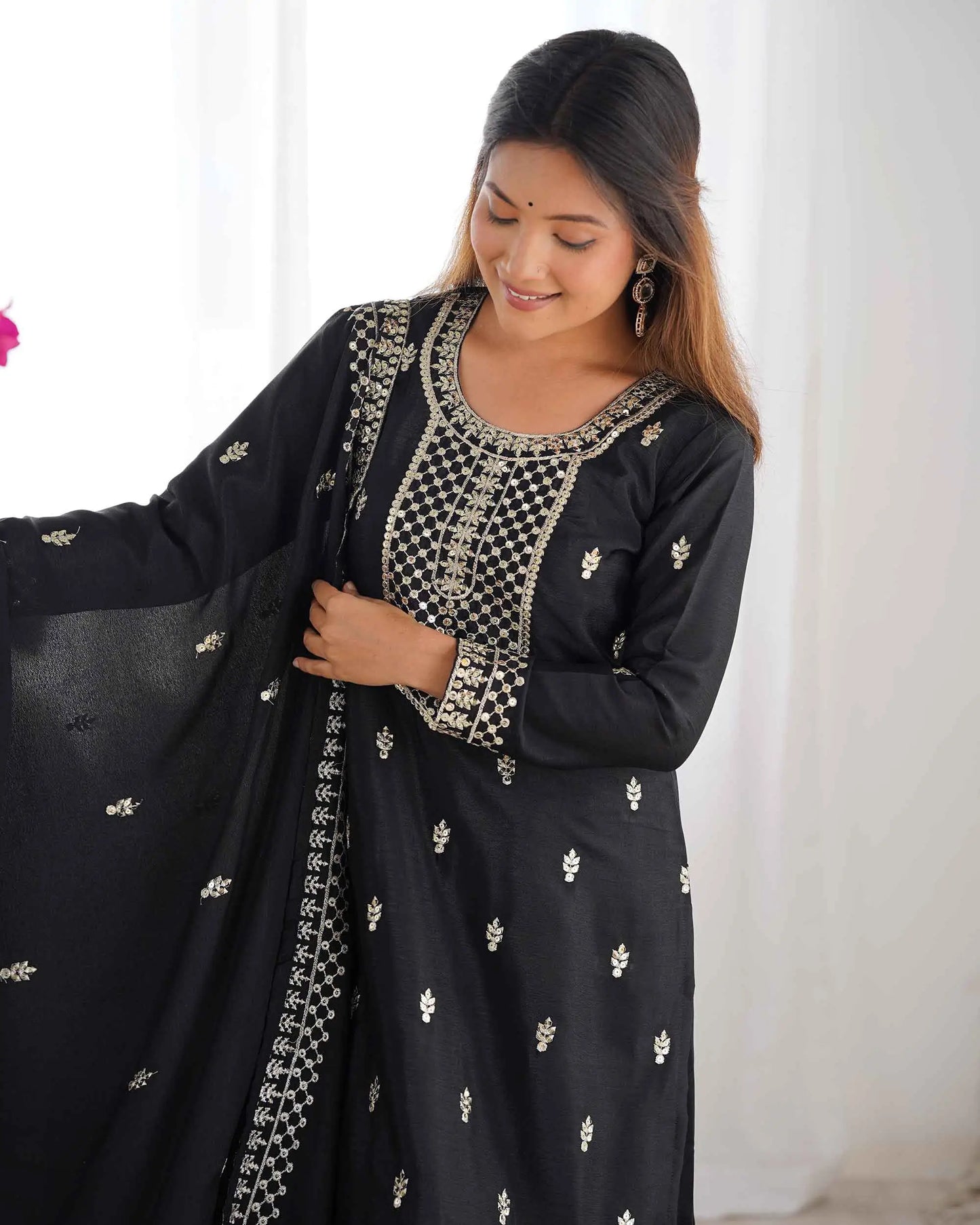 Schwarzer Chinon-Salwar-Anzug aus Seide mit Pailletten- und Zari-Stickerei, begleitet von einem Dupatta