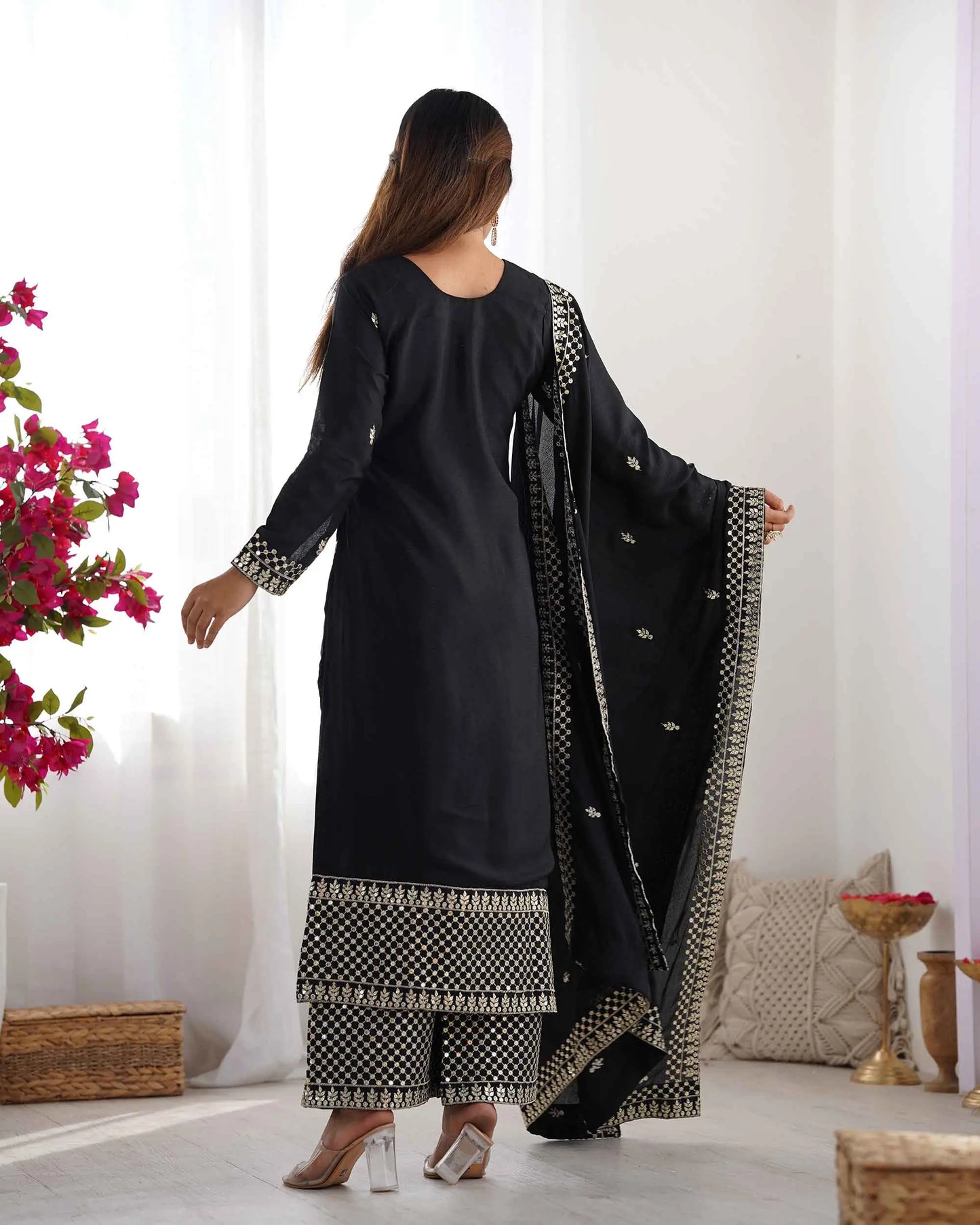 Schwarzer Chinon-Salwar-Anzug aus Seide mit Pailletten- und Zari-Stickerei, begleitet von einem Dupatta