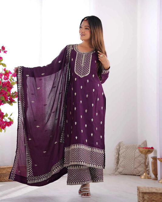Salwar suit en soie chinon couleur violet raisin avec broderie en sequins et zari, accompagné d’un dupatta lourd