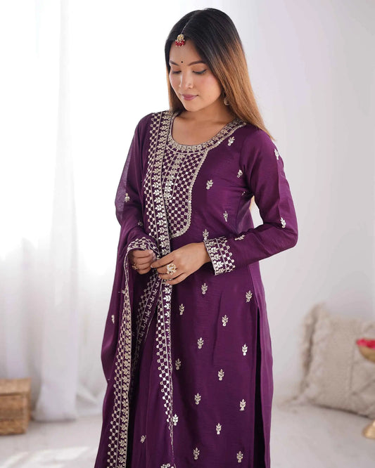 Salwar suit en soie chinon couleur violet raisin avec broderie en sequins et zari, accompagné d’un dupatta lourd