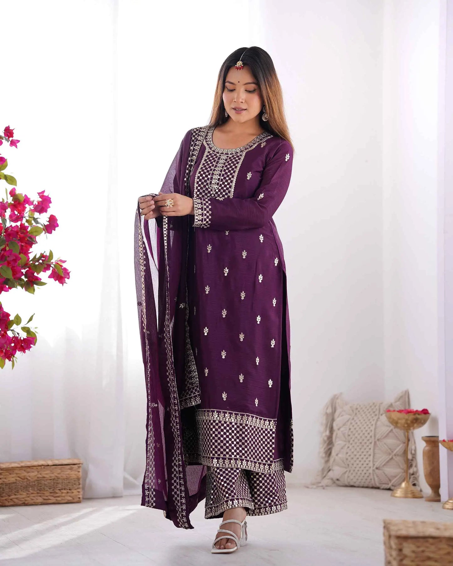 Salwar suit en soie chinon couleur violet raisin avec broderie en sequins et zari, accompagné d’un dupatta lourd