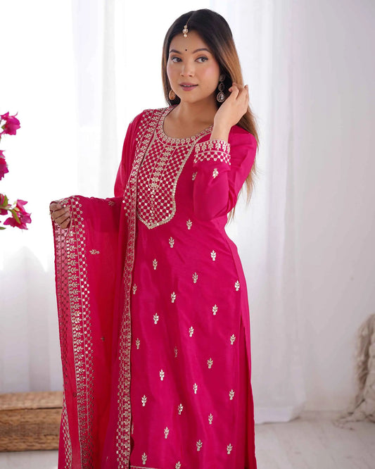 Salwar suit en soie chinon rose foncé avec broderie en sequins et zari, accompagné d’un dupatta