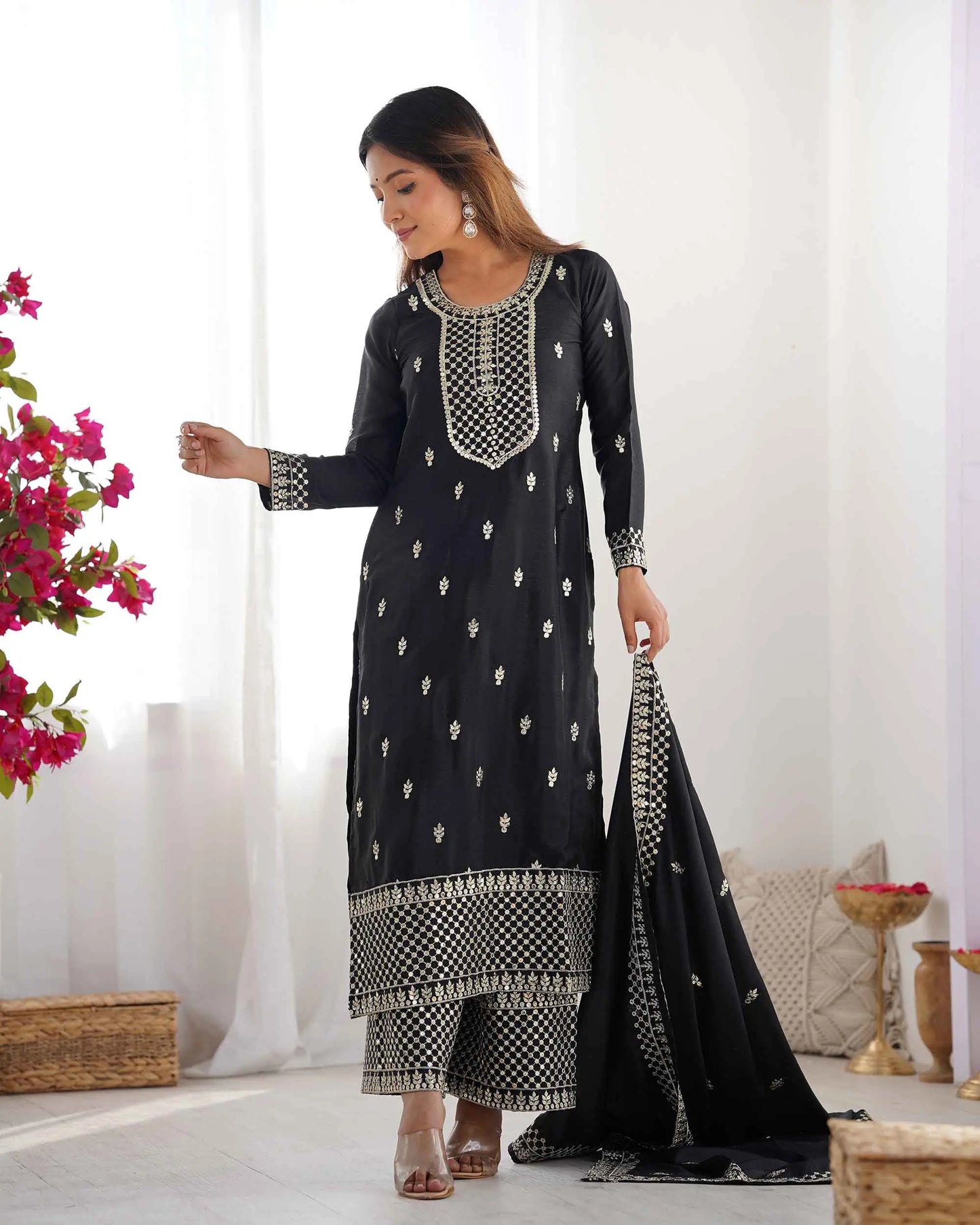 Schwarzer Chinon-Salwar-Anzug aus Seide mit Pailletten- und Zari-Stickerei, begleitet von einem Dupatta