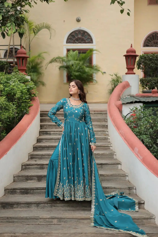 Robe à découpe latérale en chinon couleur bleue lagon avec riche broderie de sequins, accompagnée d’un dupatta et d’un sharara