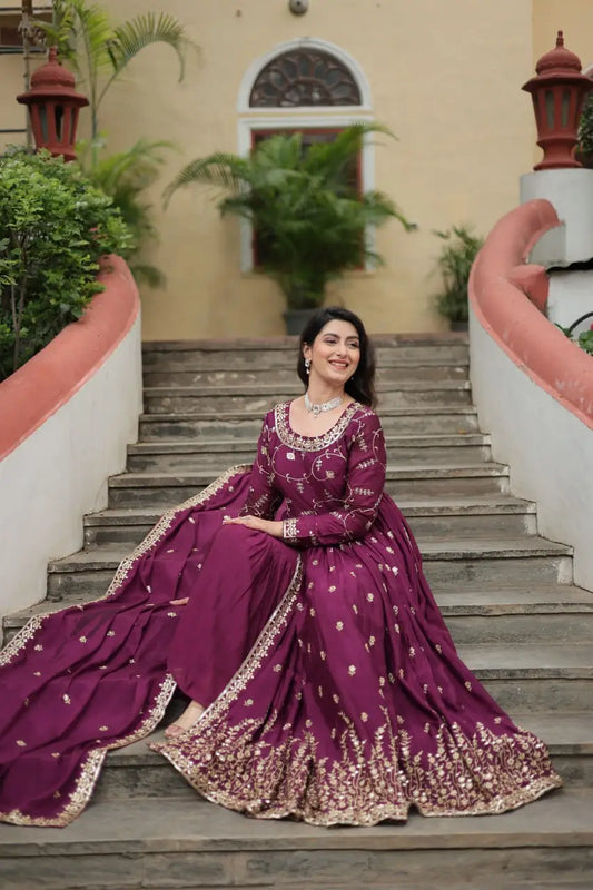 Robe à découpe en chinon violet raisin, ornée de riches broderies en sequins, accompagnée d’un sharara assorti