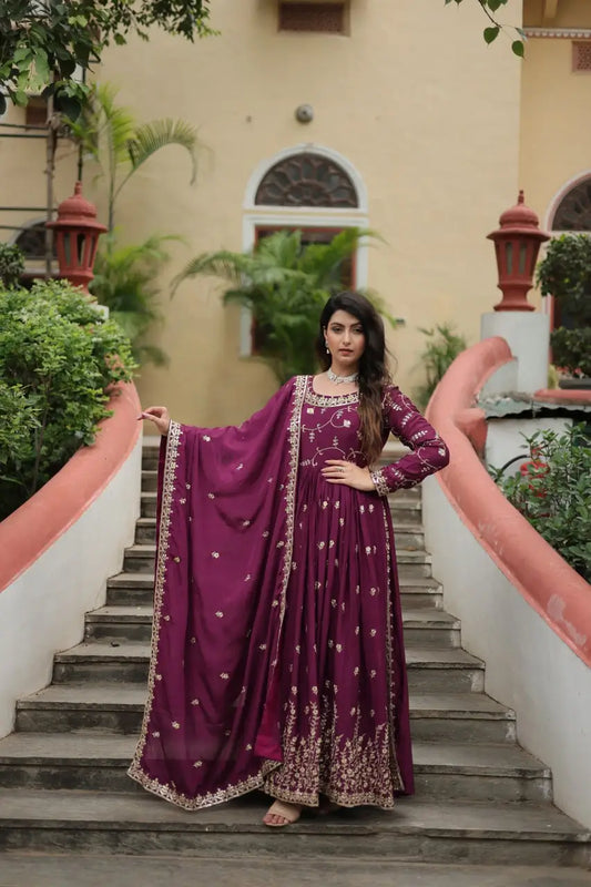 Robe à découpe en chinon violet raisin, ornée de riches broderies en sequins, accompagnée d’un sharara assorti