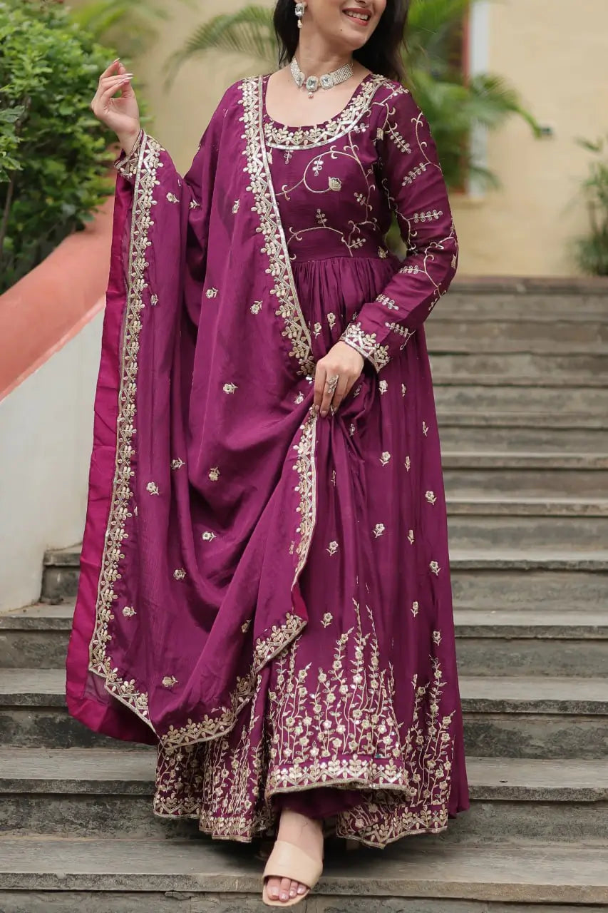 Robe à découpe en chinon violet raisin, ornée de riches broderies en sequins, accompagnée d’un sharara assorti