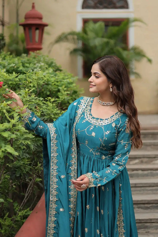 Robe à découpe latérale en chinon couleur bleue lagon avec riche broderie de sequins, accompagnée d’un dupatta et d’un sharara