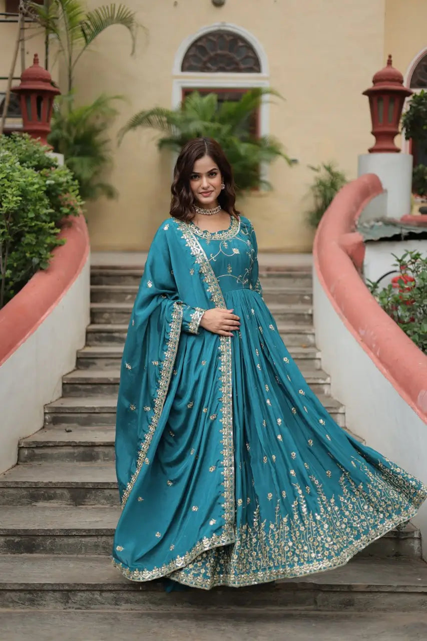 Robe à découpe latérale en chinon couleur bleue lagon avec riche broderie de sequins, accompagnée d’un dupatta et d’un sharara