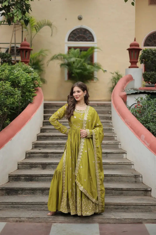 Robe à découpe en chinon vert perroquet avec riche broderie de sequins, accompagnée d’un sharara