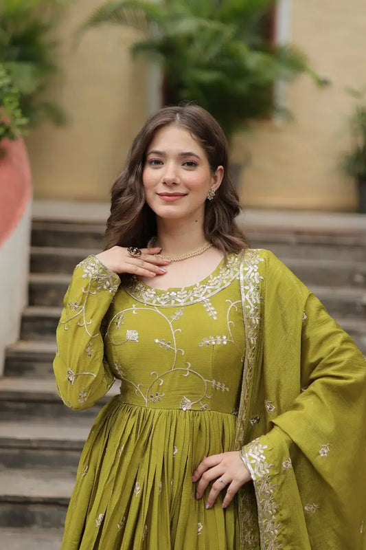 Robe à découpe en chinon vert perroquet avec riche broderie de sequins, accompagnée d’un sharara