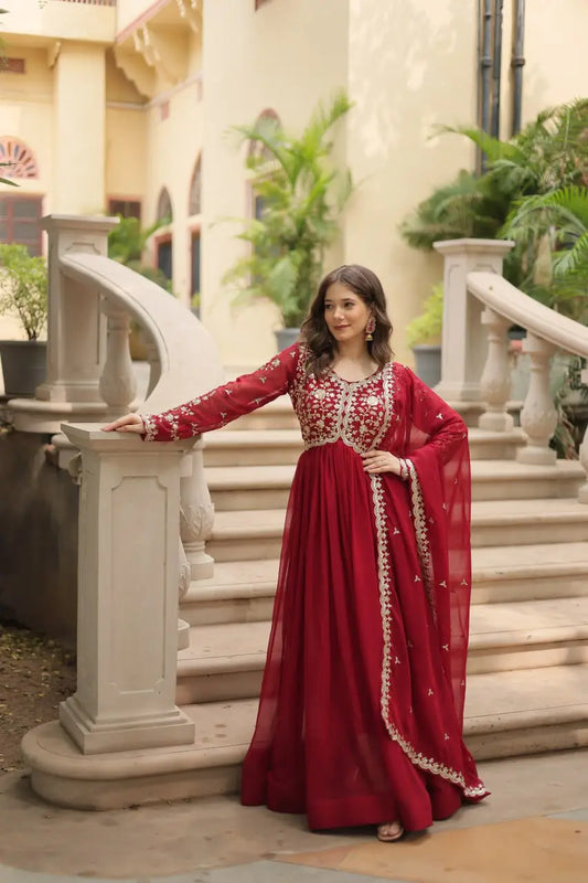 Robe longue bordeaux en georgette avec broderie zari et sequins multicolores, accompagnée d’un dupatta