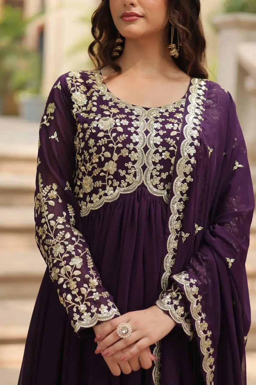 Robe en georgette couleur violet foncé ornée de broderies multi-sequins et zari, accompagnée d’un dupatta assorti
