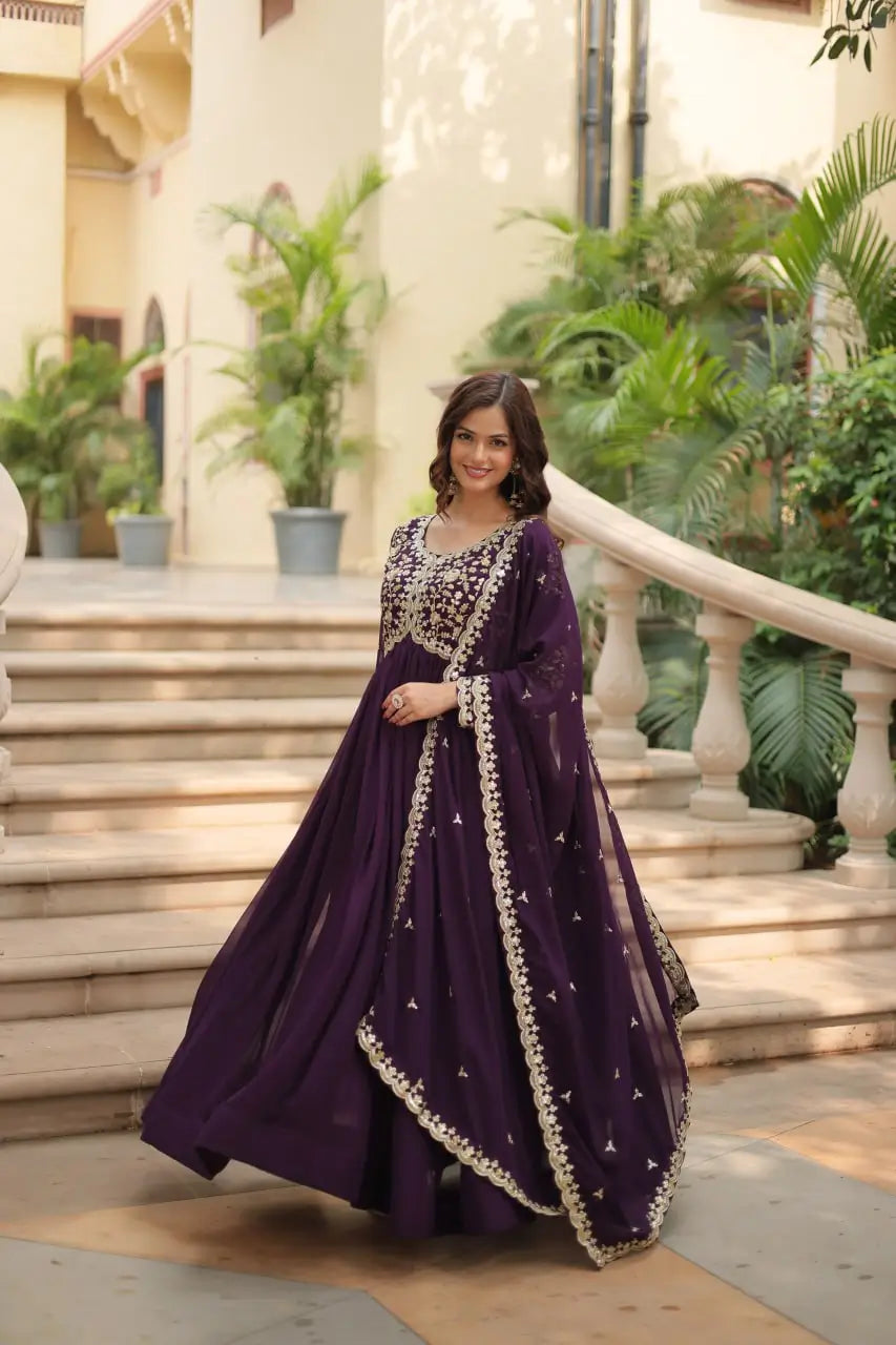 Robe en georgette couleur violet foncé ornée de broderies multi-sequins et zari, accompagnée d’un dupatta assorti