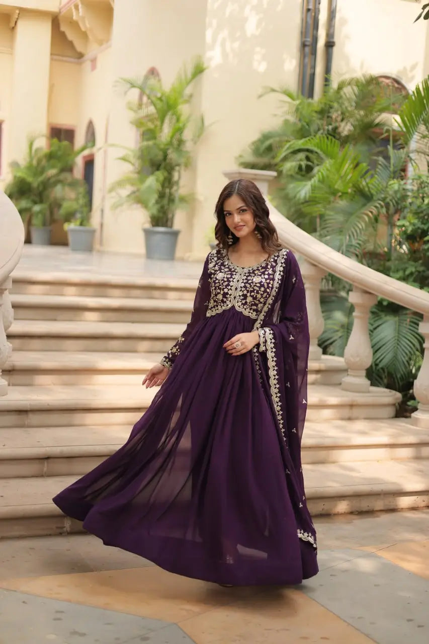 Robe en georgette couleur violet foncé ornée de broderies multi-sequins et zari, accompagnée d’un dupatta assorti