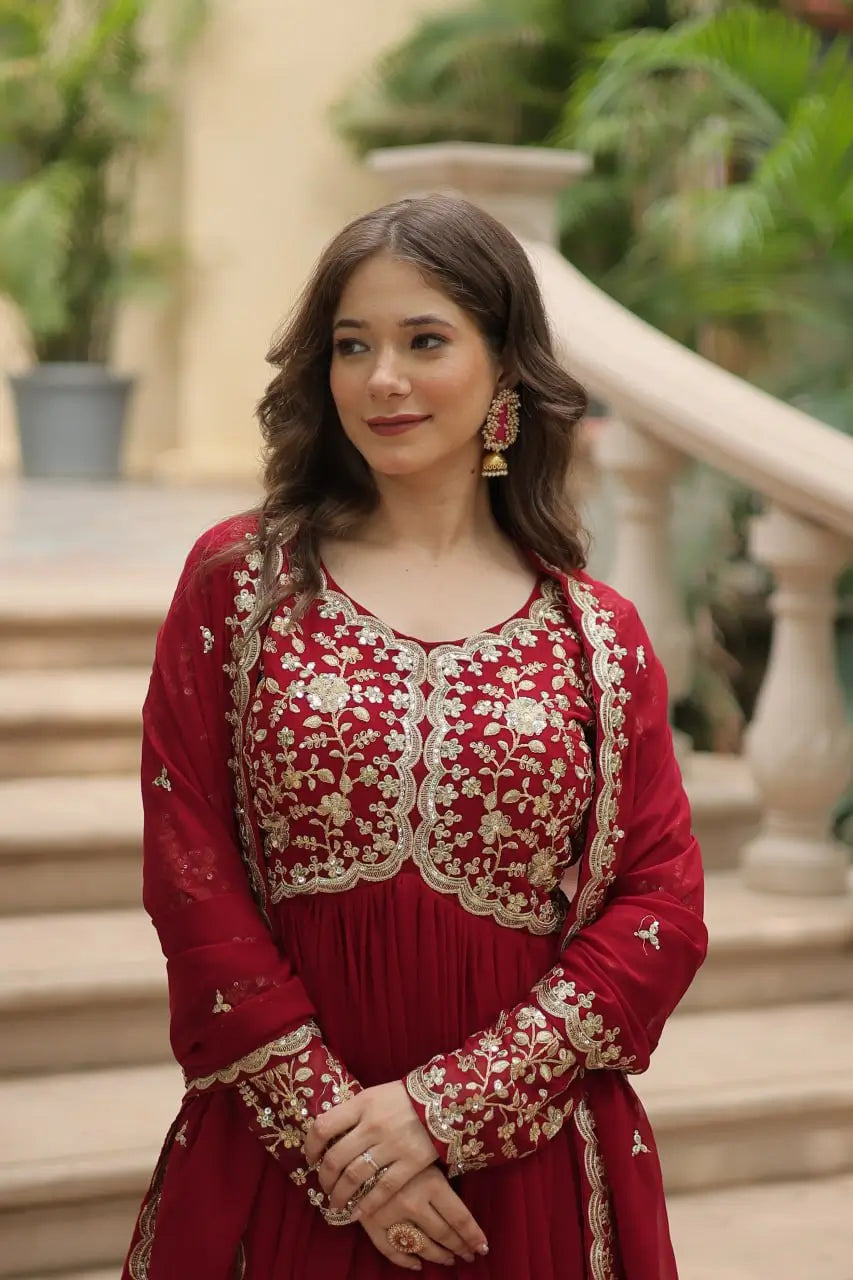 Robe longue bordeaux en georgette avec broderie zari et sequins multicolores, accompagnée d’un dupatta