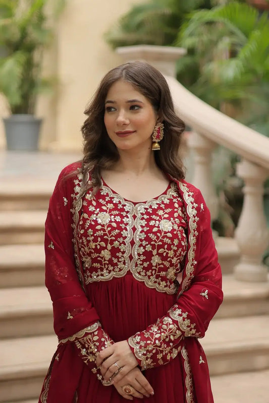 Robe longue bordeaux en georgette avec broderie zari et sequins multicolores, accompagnée d’un dupatta