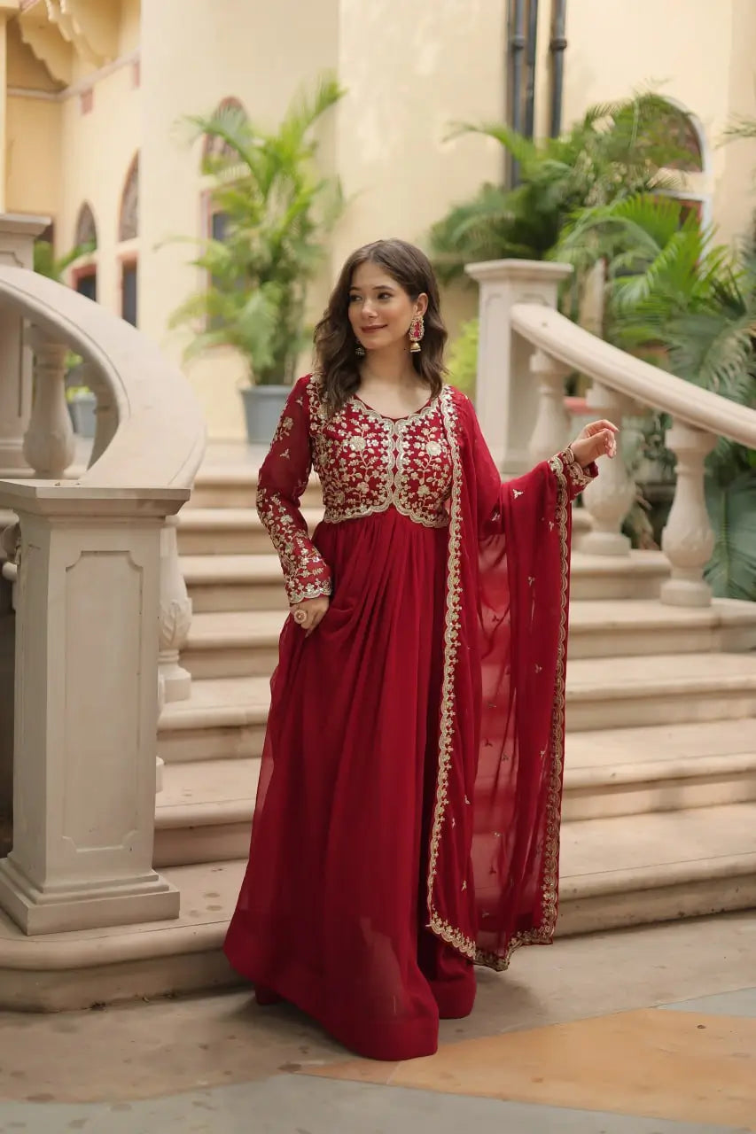 Robe longue bordeaux en georgette avec broderie zari et sequins multicolores, accompagnée d’un dupatta