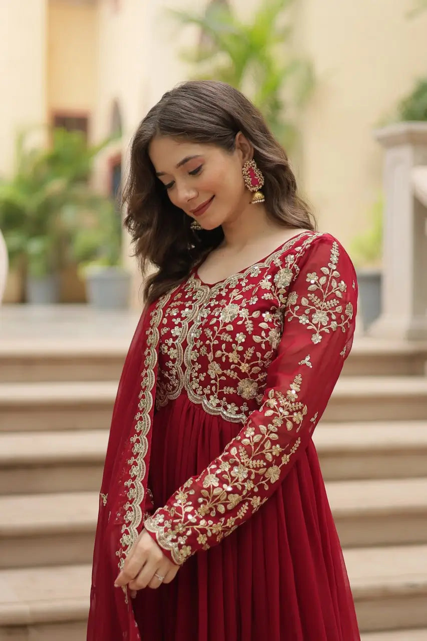 Robe longue bordeaux en georgette avec broderie zari et sequins multicolores, accompagnée d’un dupatta