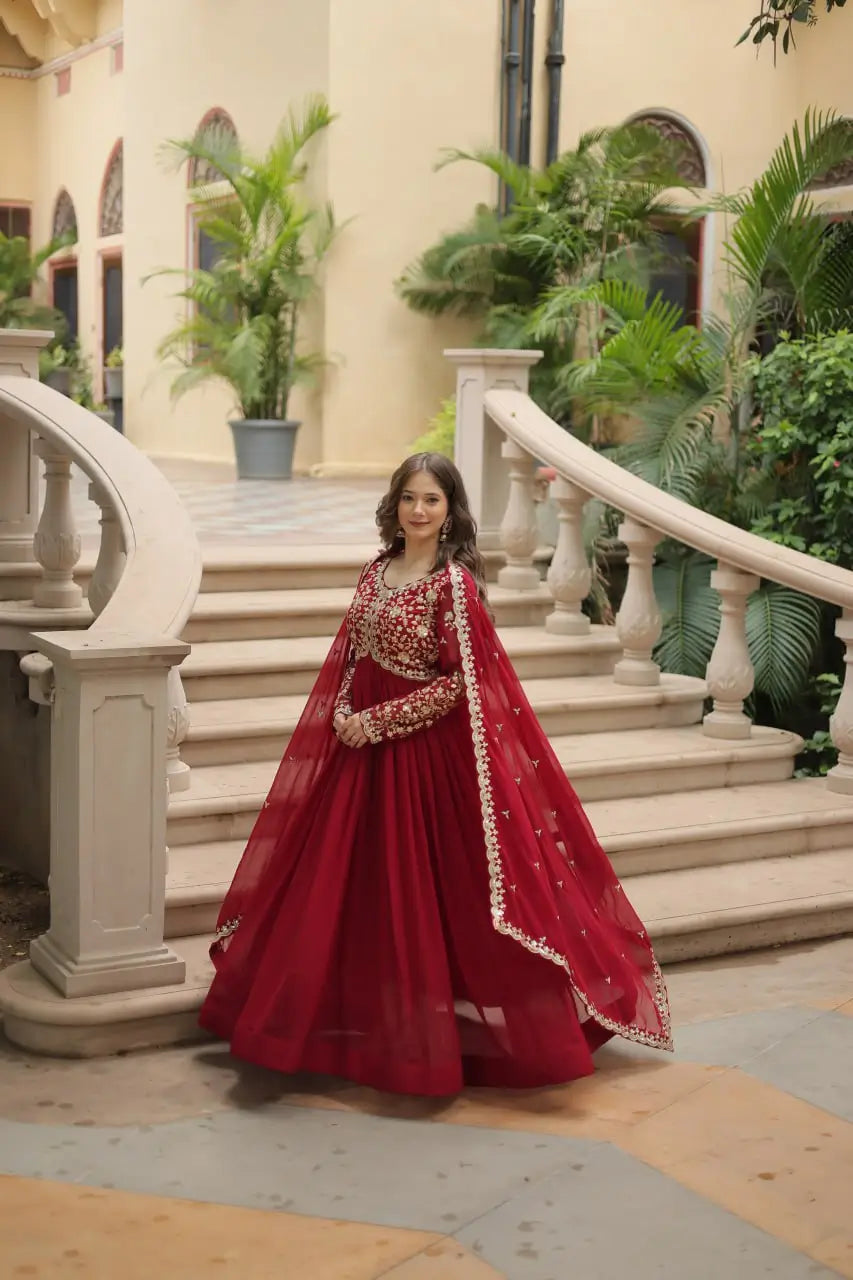 Robe longue bordeaux en georgette avec broderie zari et sequins multicolores, accompagnée d’un dupatta