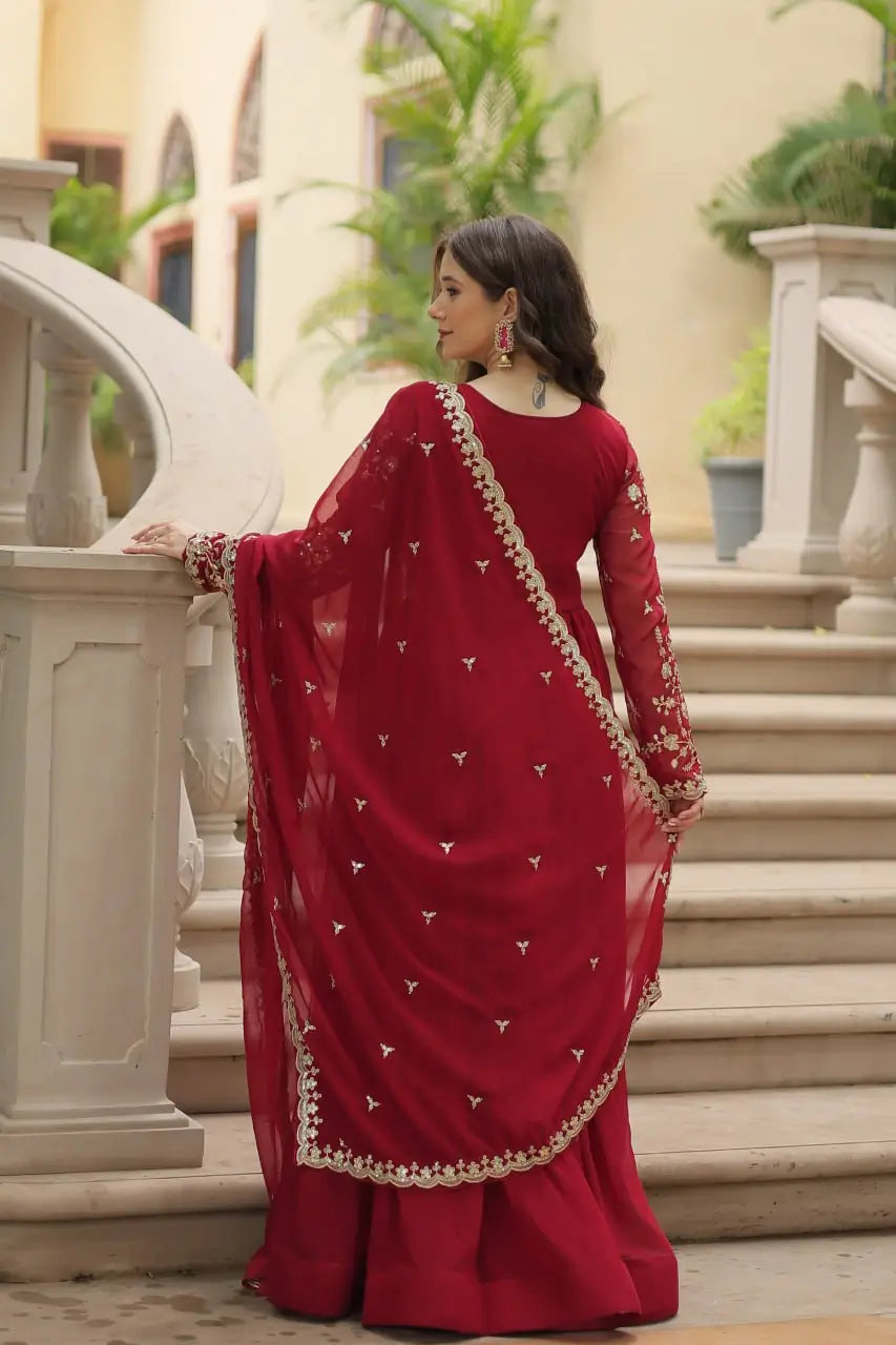 Robe longue bordeaux en georgette avec broderie zari et sequins multicolores, accompagnée d’un dupatta