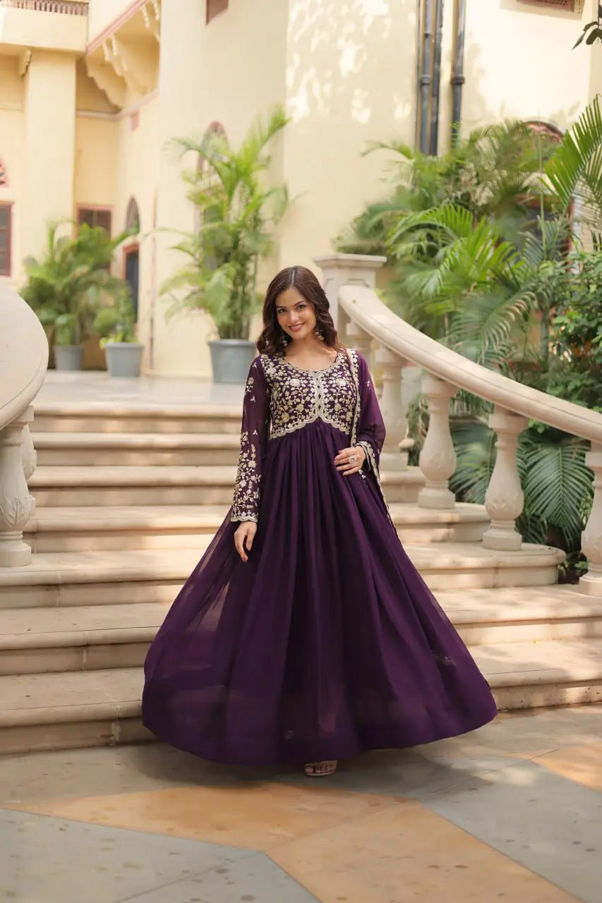 Robe en georgette couleur violet foncé ornée de broderies multi-sequins et zari, accompagnée d’un dupatta assorti