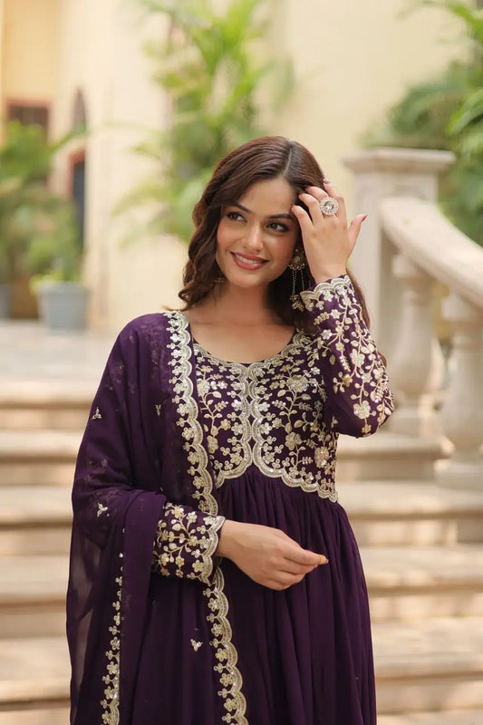 Robe en georgette couleur violet foncé ornée de broderies multi-sequins et zari, accompagnée d’un dupatta assorti