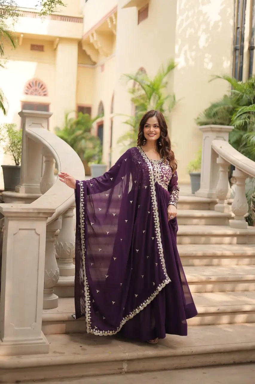 Robe en georgette couleur violet foncé ornée de broderies multi-sequins et zari, accompagnée d’un dupatta assorti