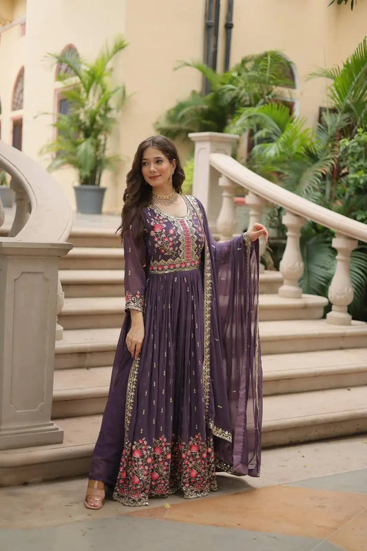Robe Lavande en Georgette avec Broderies, Ouverture Latérale, Dupatta et Sharara