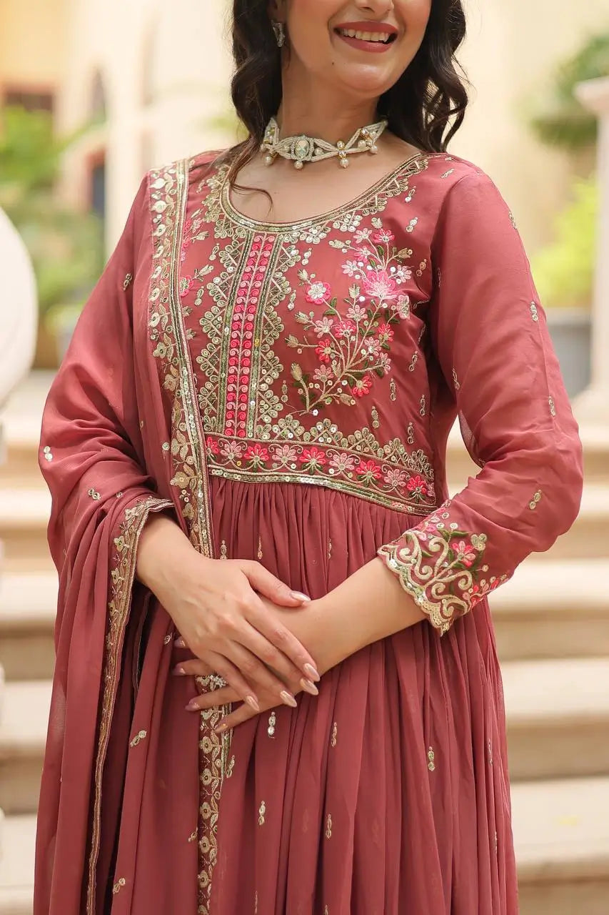 Robe fendue en georgette Rose Pâle avec broderie, dupatta et sharara assortis