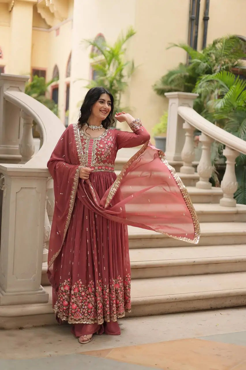Robe fendue en georgette Rose Pâle avec broderie, dupatta et sharara assortis