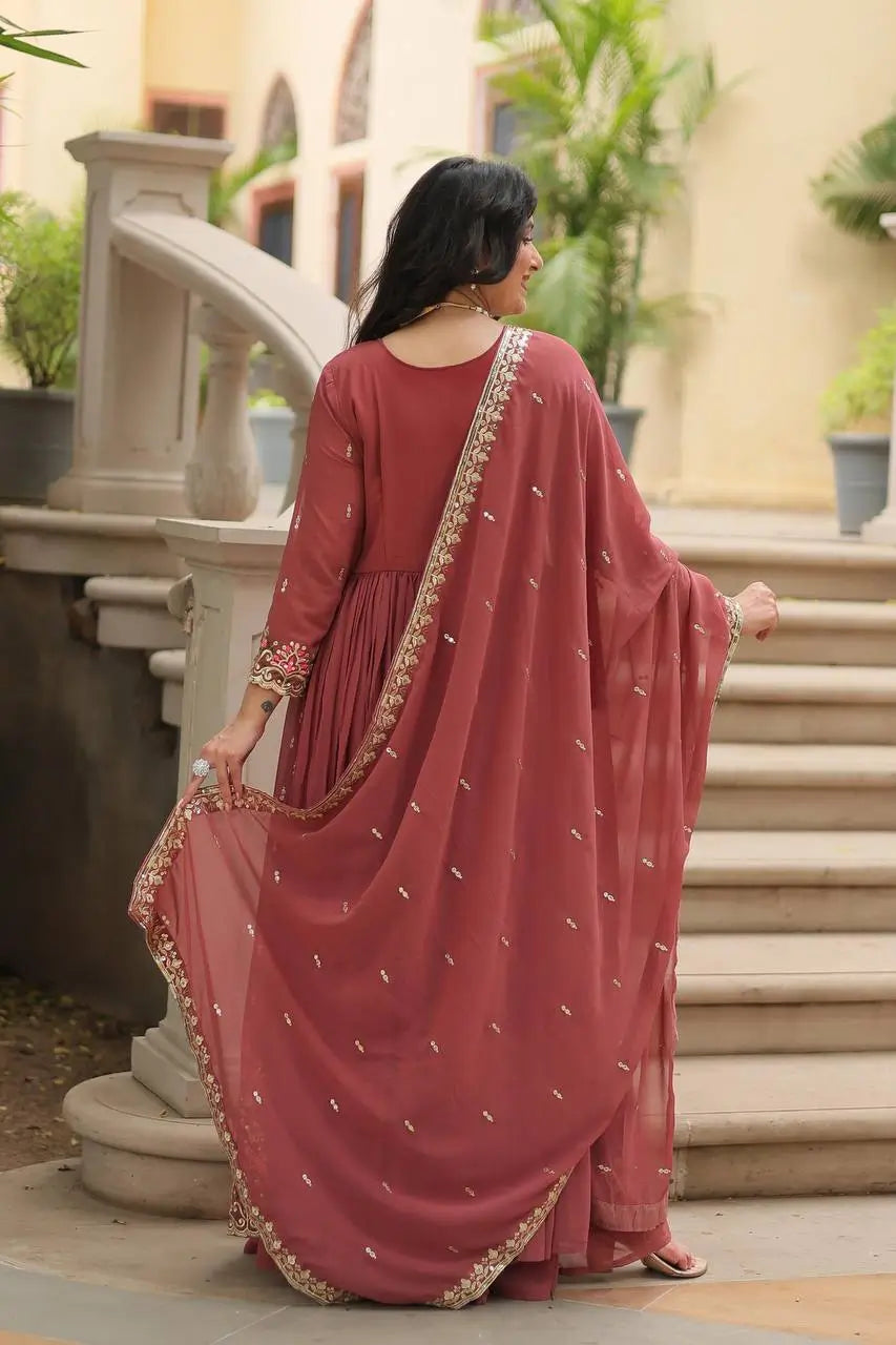 Robe fendue en georgette Rose Pâle avec broderie, dupatta et sharara assortis