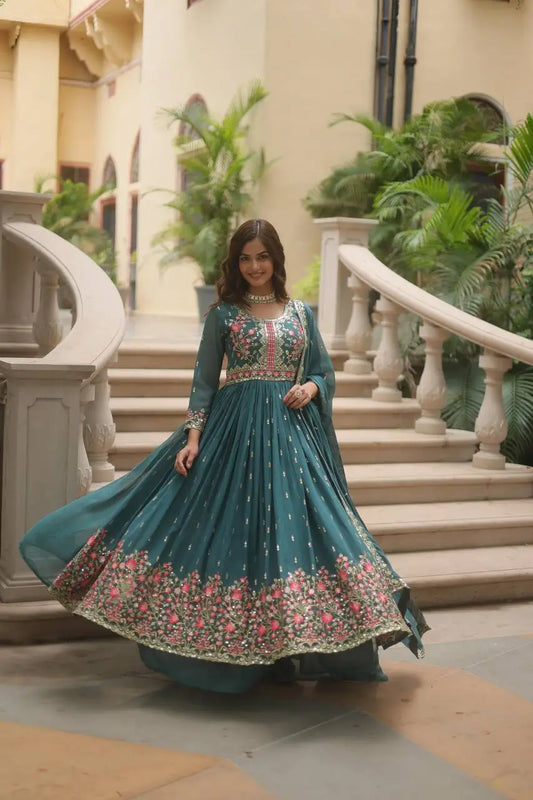Robe fendue vert pignon en georgette avec broderies, dupatta et sharara assortis