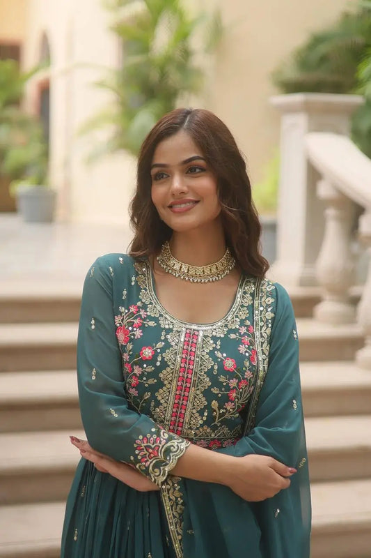 Robe fendue vert pignon en georgette avec broderies, dupatta et sharara assortis