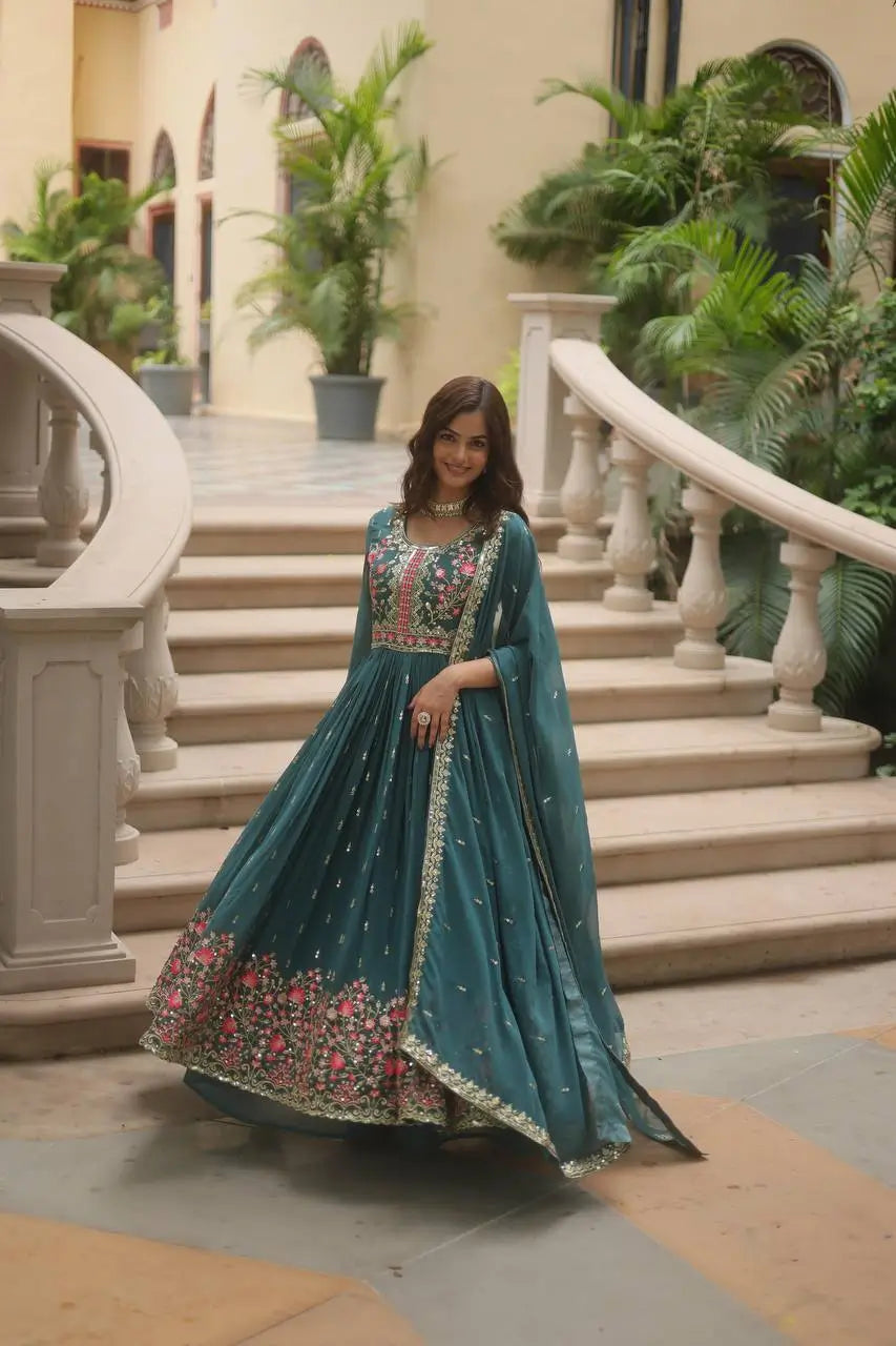 Robe fendue vert pignon en georgette avec broderies, dupatta et sharara assortis