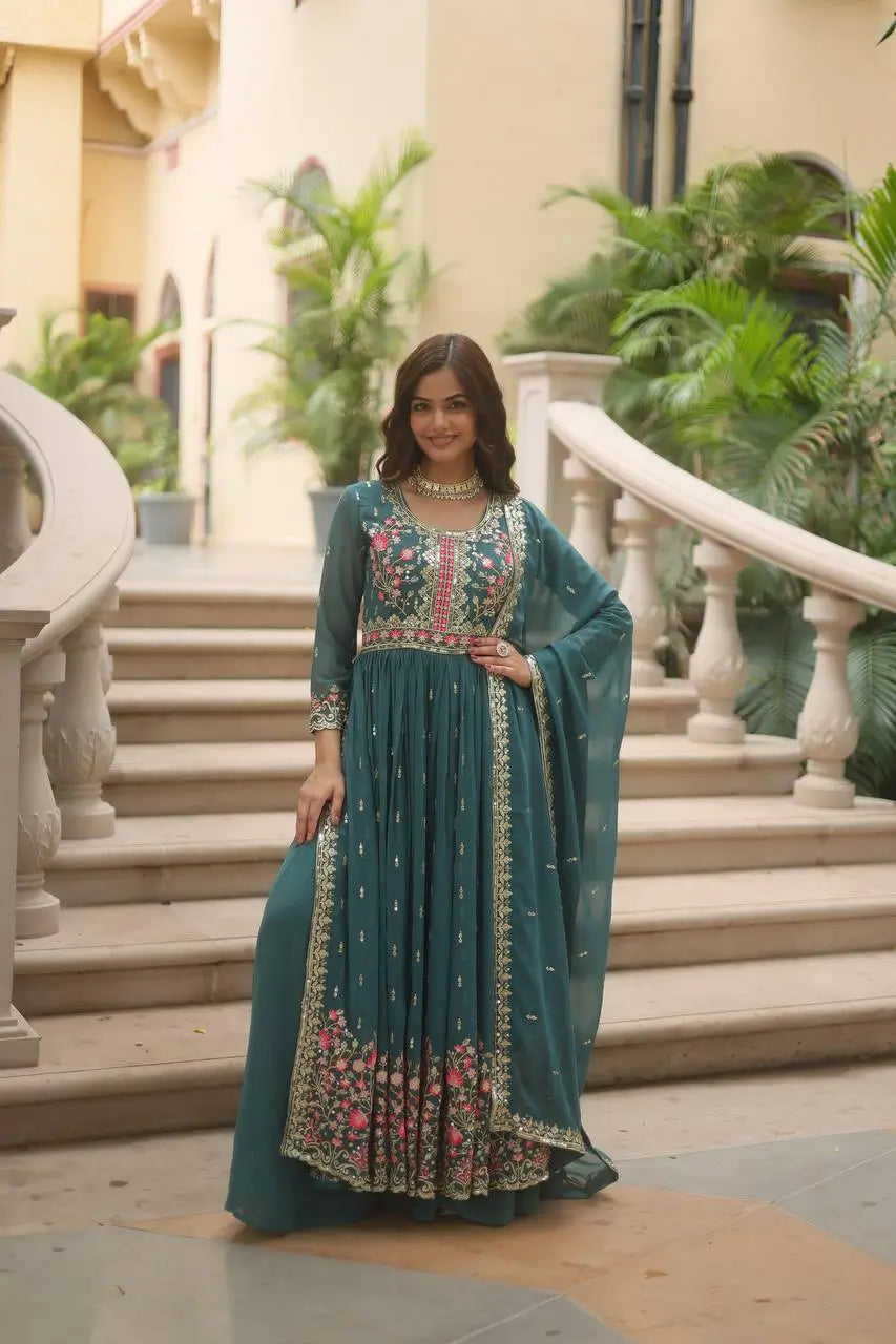 Robe fendue vert pignon en georgette avec broderies, dupatta et sharara assortis