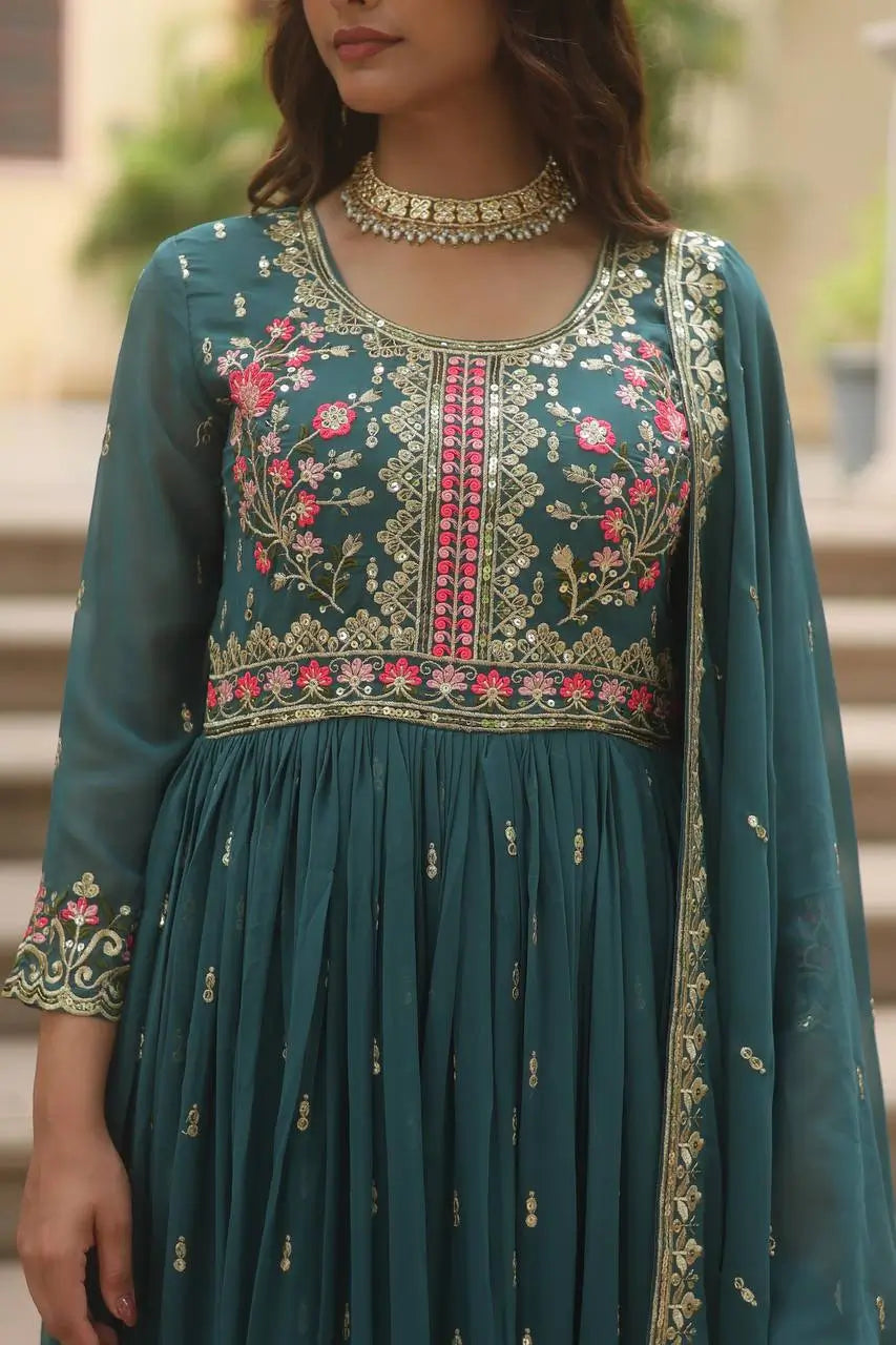 Robe fendue vert pignon en georgette avec broderies, dupatta et sharara assortis