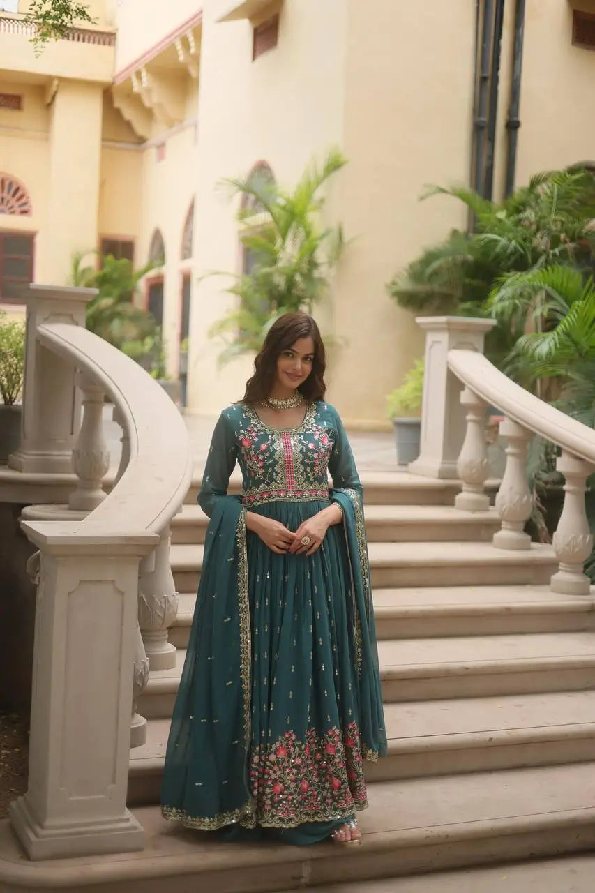 Robe fendue vert pignon en georgette avec broderies, dupatta et sharara assortis